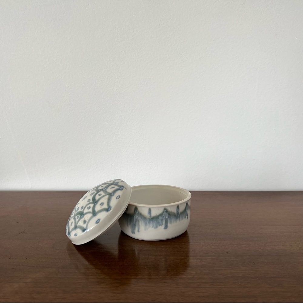 Japanese Hand-Made Pottery. - Picture 2 of 3